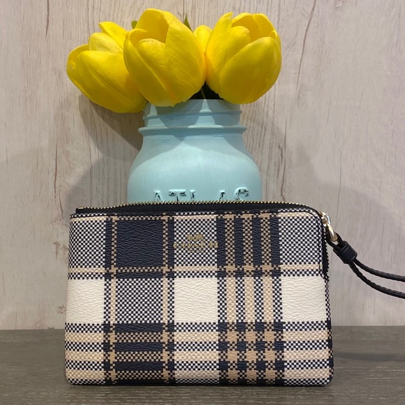 Coach Handbags - Coach Wristlet